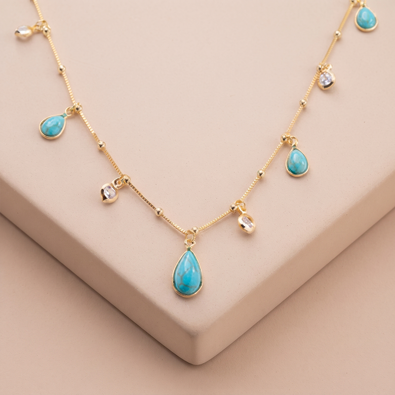 Colar gota com resina azul e zircônias banho ouro 18k Colar gota com resina azul e zircônias banho ouro 18k hipoalergênico com acabamento polido de alto brilho.