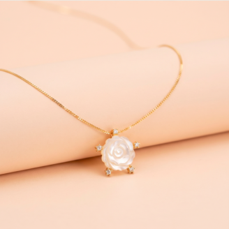 O colar flor madrepérola combina delicadeza e elegância em um design inspirado na beleza das flores. A madrepérola harmoniza perfeitamente com o brilho das zircônias cristal, criando uma peça sofisticada para mulheres que valorizam detalhes refinados. O metal recebe banho ouro 18k e acabamento polido de alto brilho, proporcionando um visual elegante e luminoso. O fecho tipo lagosta facilita o uso no dia a dia e garante mais praticidade ao colocar e retirar a peça. Você pode usar o colar flor madrepérola em diversas ocasiões, desde compromissos do cotidiano até eventos especiais. O design delicado combina facilmente com brincos, pulseiras e outros colares, permitindo criar composições modernas ou clássicas com muito charme. Além do visual sofisticado, a peça oferece mais conforto para peles sensíveis graças ao tratamento especial que auxilia na redução do risco de alergias e irritações. Assim, você aproveita beleza e bem-estar em um único acessório. Escolha o colar flor madrepérola para valorizar seus looks ou presentear alguém especial. A delicadeza da madrepérola e o brilho das zircônias tornam esta peça uma excelente opção para diferentes momentos. Garanta o seu e complete sua coleção com elegância e sofisticação.