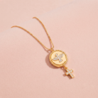 Colar medalha Divino Espírito Santo com cruz em zircônias banho ouro 18k hipoalergênico para mulheres.