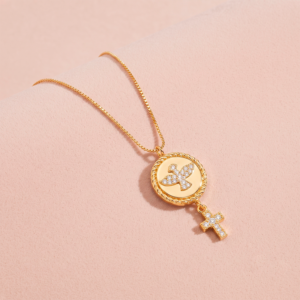 Colar medalha Divino Espírito Santo com cruz em zircônias banho ouro 18k hipoalergênico para mulheres.