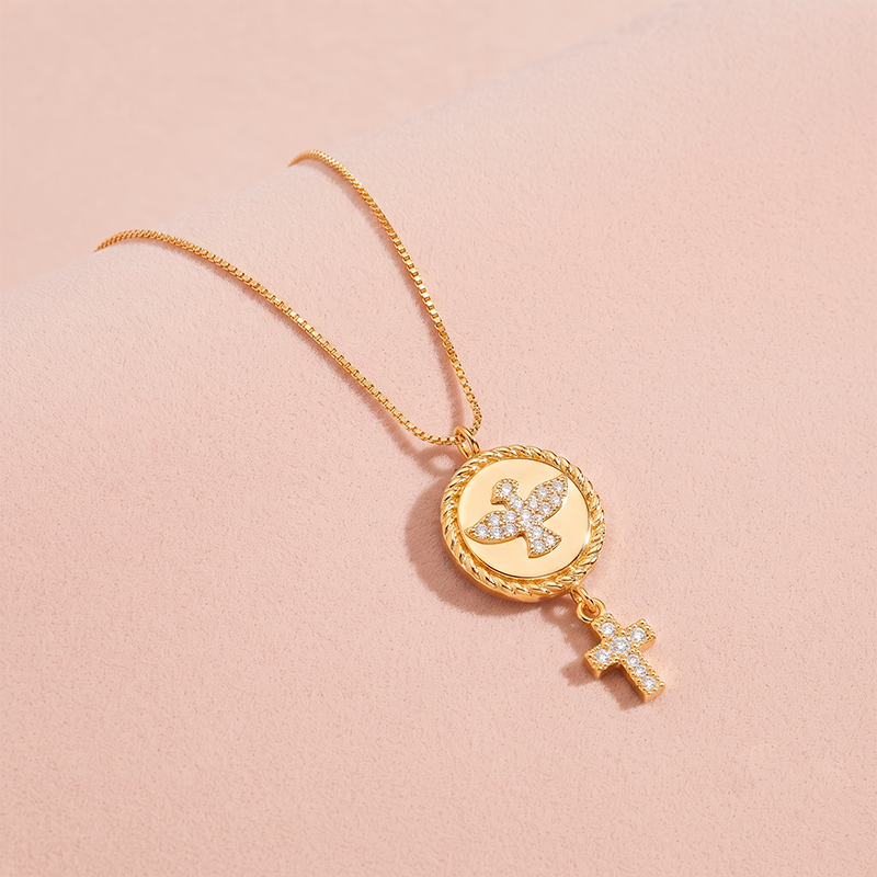 Colar Divino Espírito Santo com Cruz Ouro 18k Colar medalha Divino Espírito Santo com cruz em zircônias banho ouro 18k hipoalergênico para mulheres.