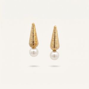 Brinco gota texturizada com pérola e banho ouro 18k, semijoia feminina hipoalergênica e elegante.