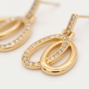 Brinco oval entrelaçado com zircônias banhado a ouro 18k hipoalergênico com acabamento delicado.