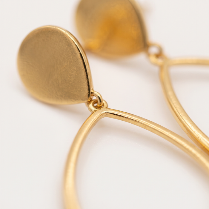 Brinco gota vazada banho ouro 18k hipoalergênico com design moderno e acabamento elegante