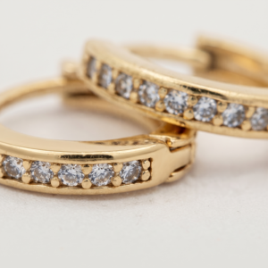Brinco argola para cartilagem com zircônias banho ouro 18k tamanho M, hipoalergênico e elegante.