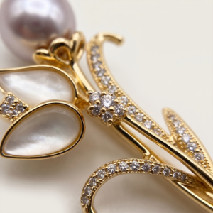 Broche flor pérola olho de gato com zircônias banho ouro 18k hipoalergênico