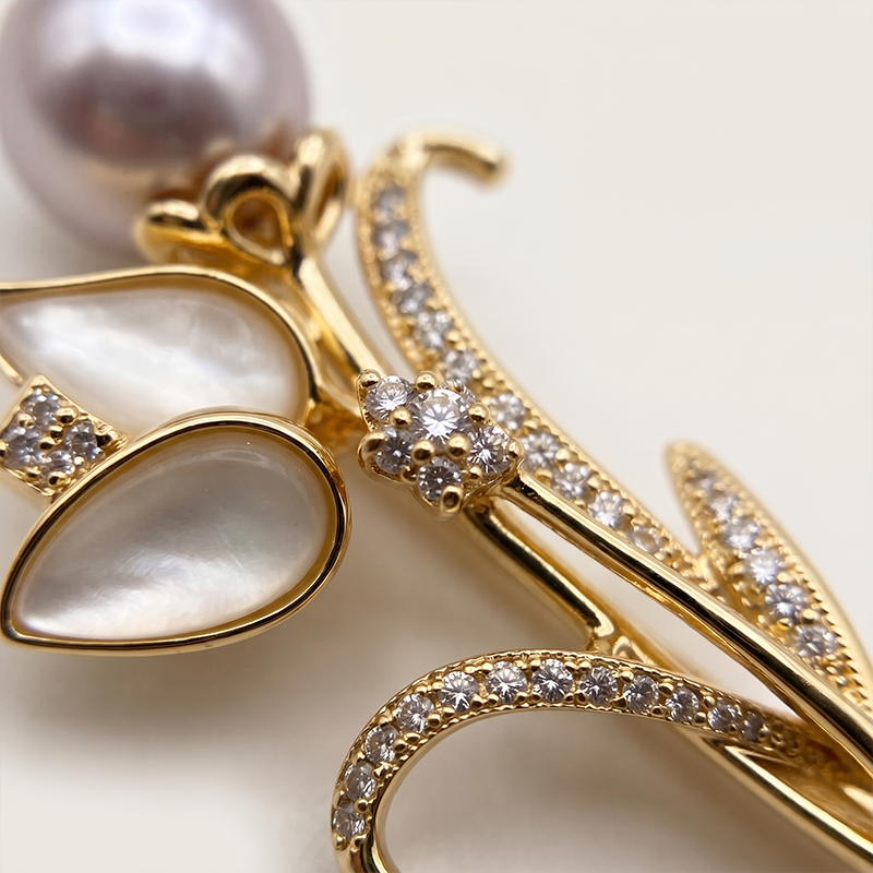 Broche Flor Pérola Olho de Gato com Zircônias Ouro 18k Broche flor pérola olho de gato com zircônias banho ouro 18k hipoalergênico