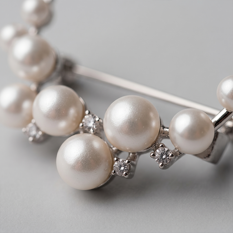 Broche de Pérolas com Zircônias Banho Ródio Broche de pérolas com zircônias banho ródio hipoalergênico
