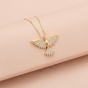 Colar Divino Espírito Santo com zircônias transparentes em banho ouro 18k, semijoia feminina hipoalergênica.