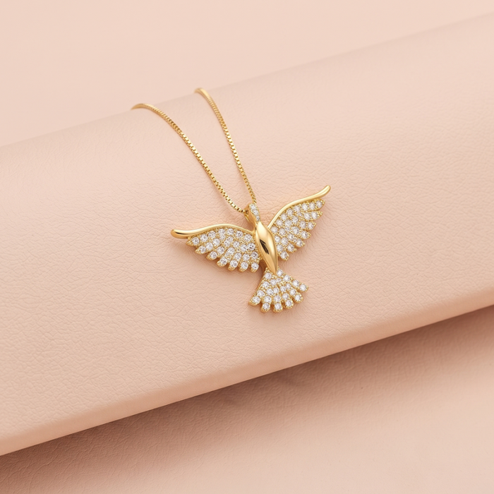 Colar Divino Espírito Santo com zircônias transparentes em banho ouro 18k, semijoia feminina hipoalergênica.