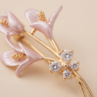 Broche lírio rosé com zircônia banho ouro 18k hipoalergênico com acabamento polido de alto brilho.