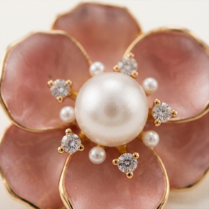 Broche flor rosé com pérola e zircônia banho ouro 18k hipoalergênico com acabamento de alto brilho.
