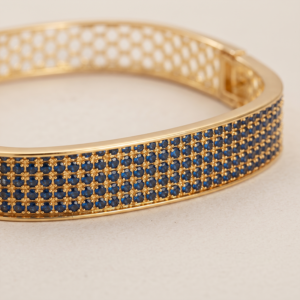 Bracelete com zircônia azul banho ouro 18k hipoalergênico com acabamento polido de alto brilho.