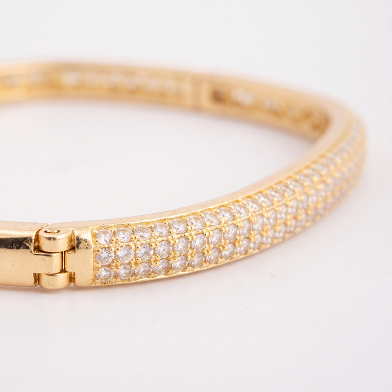 Pulseira bracelete quadrada com zircônias banho ouro 18k Pulseira bracelete quadrada com zircônias banho ouro 18k hipoalergênica com acabamento polido de alto brilho.
