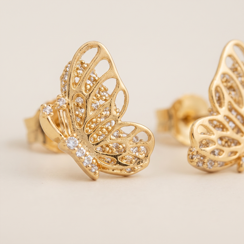 Brinco borboleta com zircônias banho ouro 18k médio Brinco borboleta com zircônias banho ouro 18k tamanho médio hipoalergênico com acabamento polido de alto brilho.