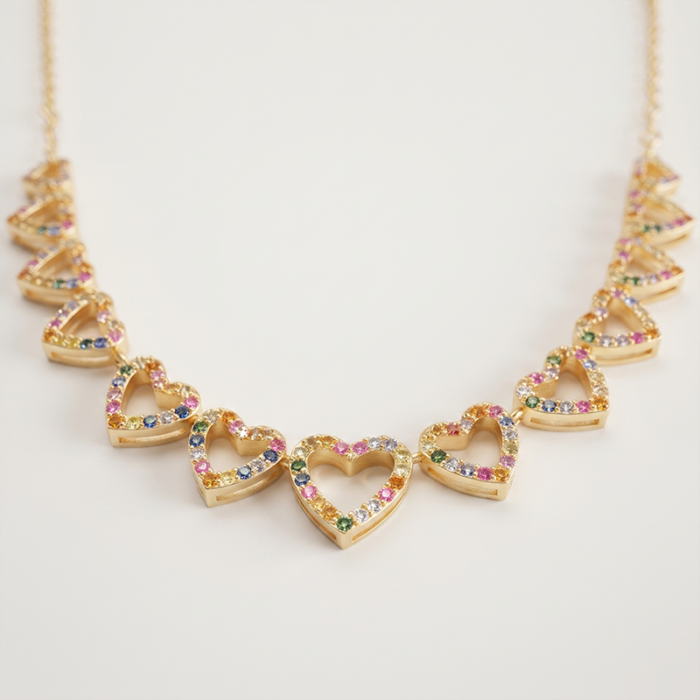 Colar curto de corações com zircônias banho ouro 18k Colar curto de corações com zircônias banho ouro 18k hipoalergênico com acabamento polido de alto brilho.