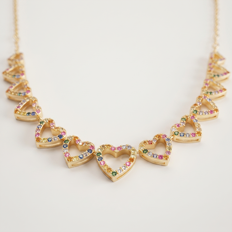 Colar curto de corações com zircônias banho ouro 18k Colar curto de corações com zircônias banho ouro 18k hipoalergênico com acabamento polido de alto brilho.