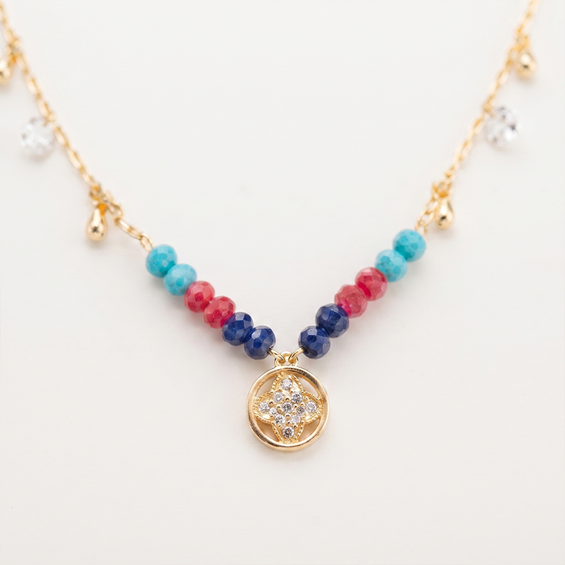 Colar colorido com medalha de zircônia banho ouro 18k Colar colorido com medalha de zircônia banho ouro 18k hipoalergênico com acabamento polido de alto brilho.