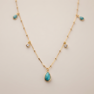 Colar longo com resina turquesa e zircônias banho ouro 18k hipoalergênico com acabamento polido de alto brilho.