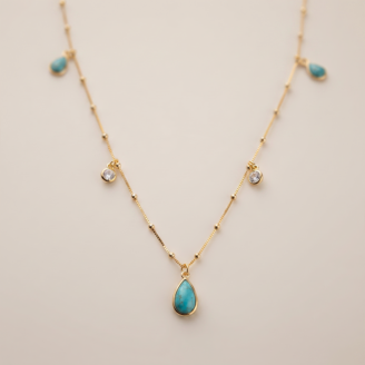 Colar longo com resina turquesa e zircônias banho ouro 18k hipoalergênico com acabamento polido de alto brilho.