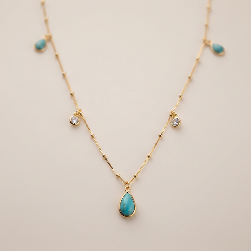 Colar longo com resina turquesa e zircônias banho ouro 18k Colar longo com resina turquesa e zircônias banho ouro 18k hipoalergênico com acabamento polido de alto brilho.