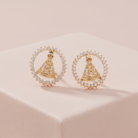 Brinco Nossa Senhora Aparecida com zircônias transparentes banho ouro 18k semijoia hipoalergênica
