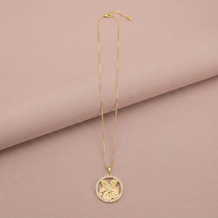 Colar medalha Sagrada Família com zircônias banho ouro 18k hipoalergênico para mulheres