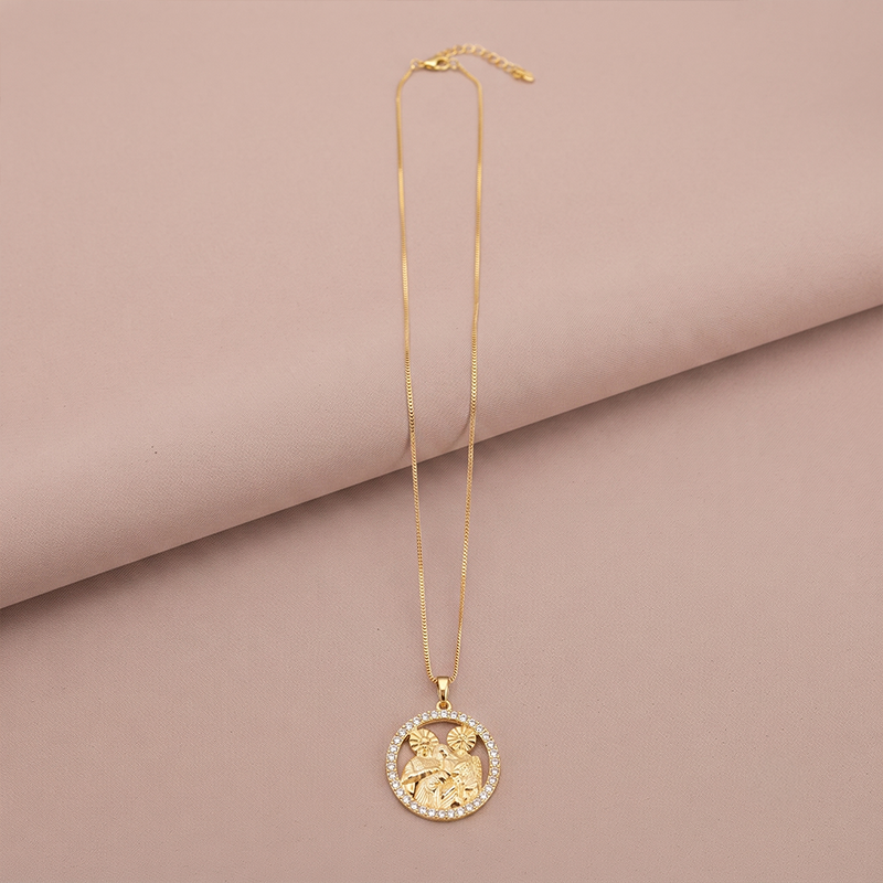 Colar Medalha Sagrada Família com Zircônias Ouro 18k Colar medalha Sagrada Família com zircônias banho ouro 18k hipoalergênico para mulheres