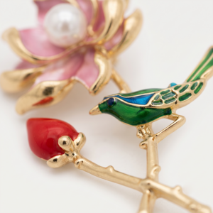 Broche flor com pérola e pássaro banho ouro 18k hipoalergênico