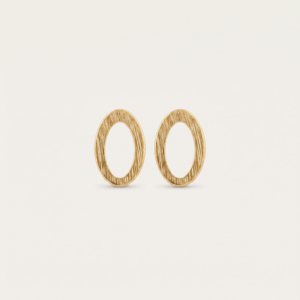 Brinco oval vazado com banho ouro 18k, semijoia feminina hipoalergênica de design elegante.