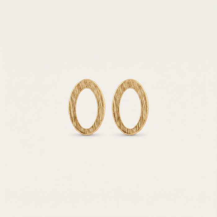 Brinco oval vazado com banho ouro 18k, semijoia feminina hipoalergênica de design elegante.