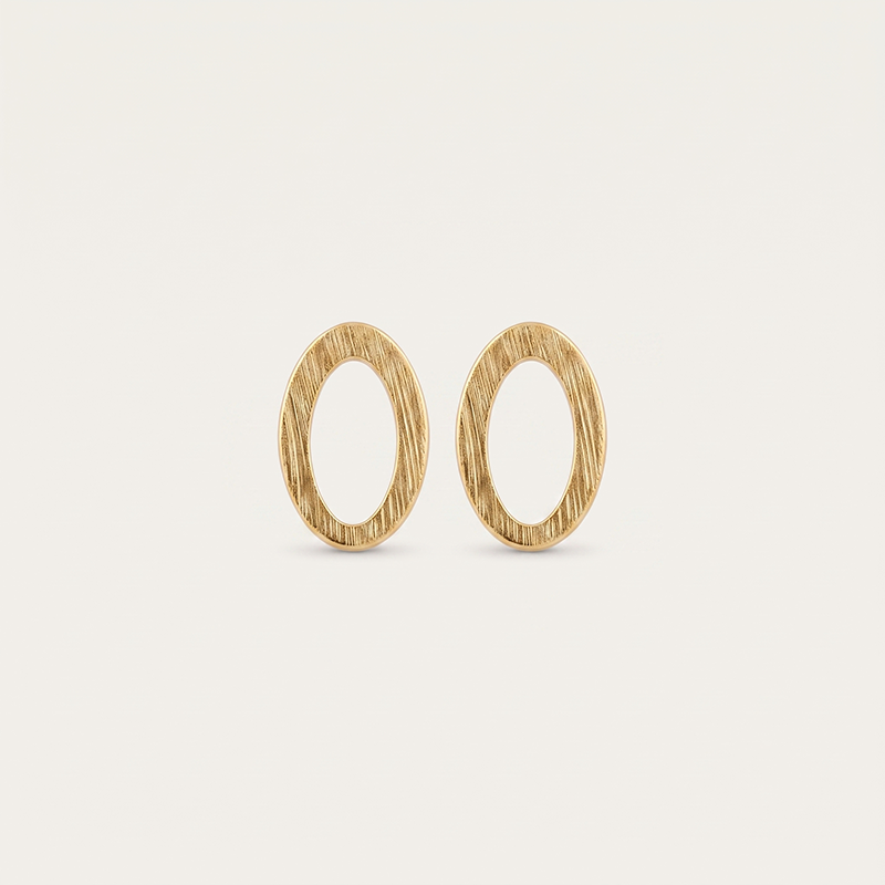 Brinco Oval Vazado Banho Ouro 18k Brinco oval vazado com banho ouro 18k, semijoia feminina hipoalergênica de design elegante.