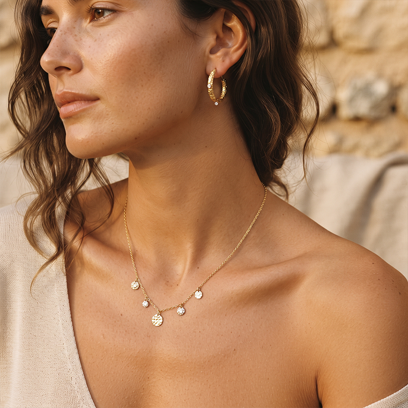 Modelo usando conjunto de semijoias em close-up