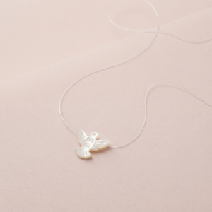 Colar Divino Espírito Santo em madrepérola com fio de nylon banho ouro 18k hipoalergênico