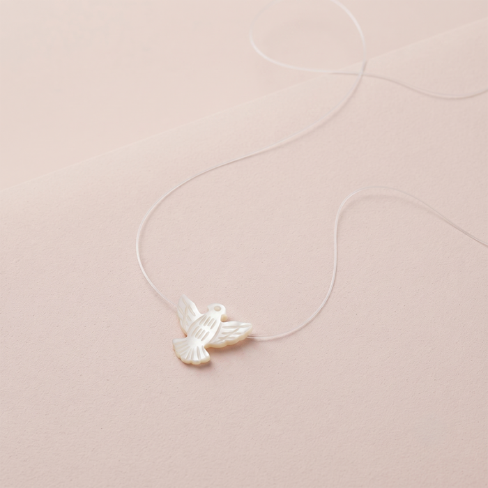 Colar Divino Espírito Santo em madrepérola com fio de nylon banho ouro 18k hipoalergênico