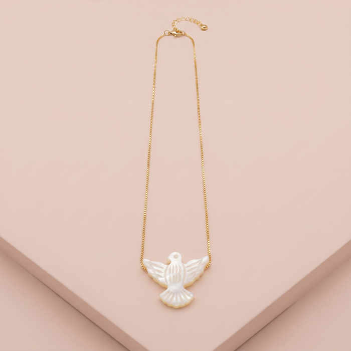 Colar Divino Espírito Santo em madrepérola banho ouro 18k hipoalergênico